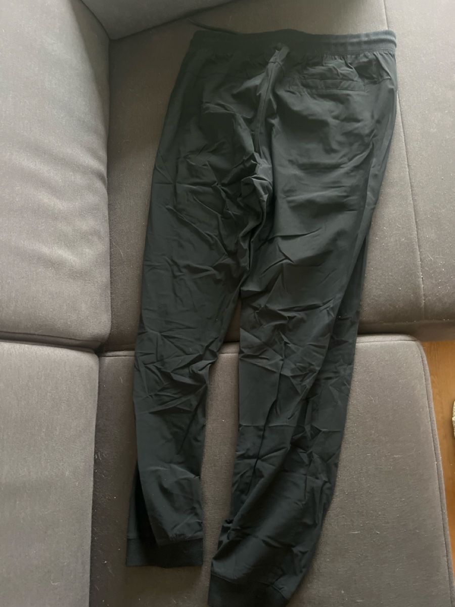 Hugo Boss Pantalons: Boss - Stylish Black Joggers, Size L - Perfect for Spring! – D'occasion à Oberägeri par rus_7vhx 3