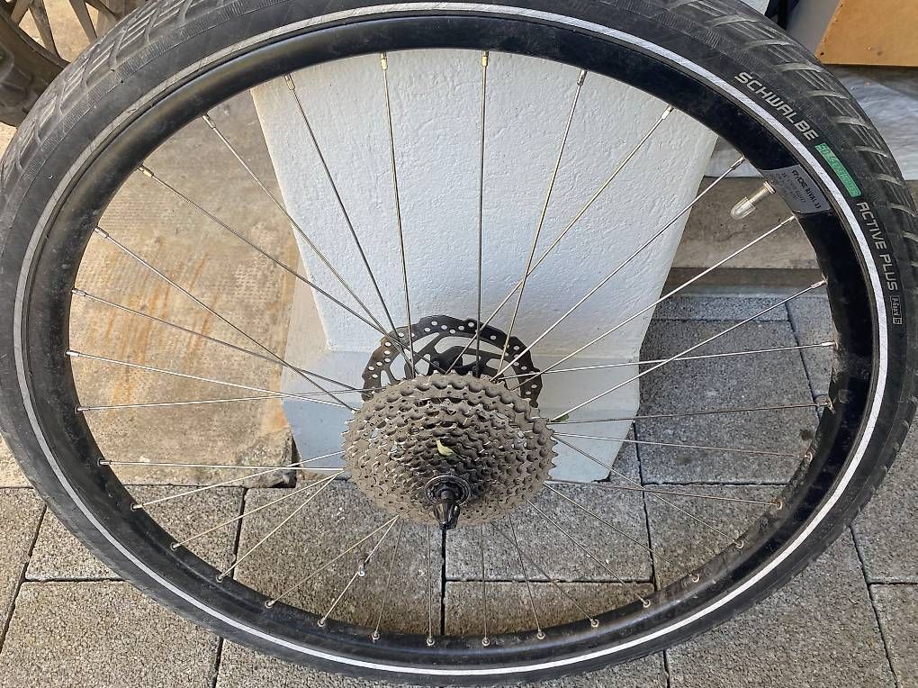 Pneus & Kompletträder: Velo-Hinterrad – Gebraucht aus Strengelbach von Luftschutzsoldat