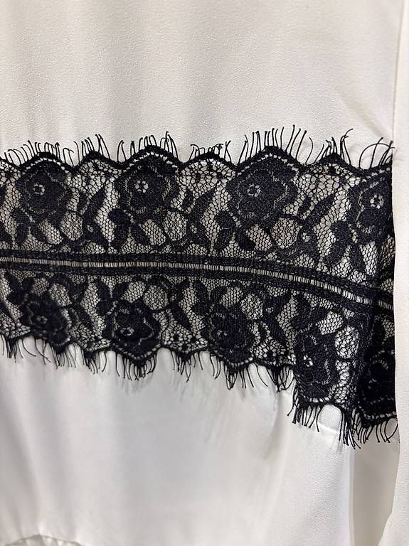 Blusen: Blusa elegante bianca con pizzo nero – Gebraucht aus Soazza von afa_r6cx 2