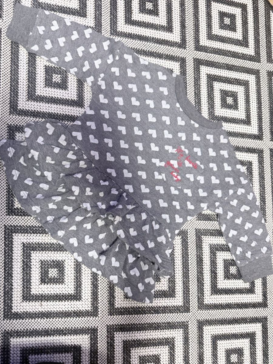 Pulls et sweat-shirts: Herziges Mädchen OberteilGr. 92 Grau mit Herzen Top! – Neuf (Voir description) à Zürich par Krikri21
