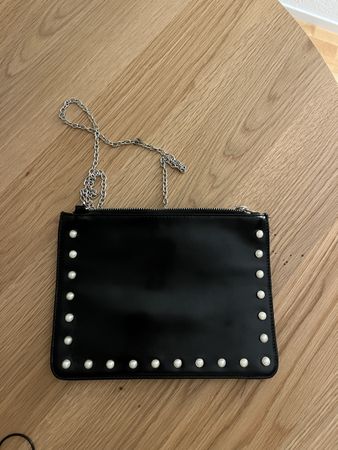Schwarze Clutch mit Nieten und Kette - Top Zustand!
