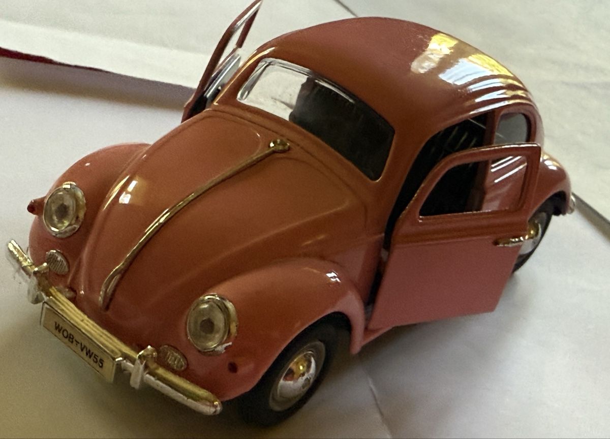Volkswagen Modellini d'auto: VW KÄFER/ Brezel/1:24/ Pink/ neuwertig – Usato da hunzenschwil venduto da Oldipark