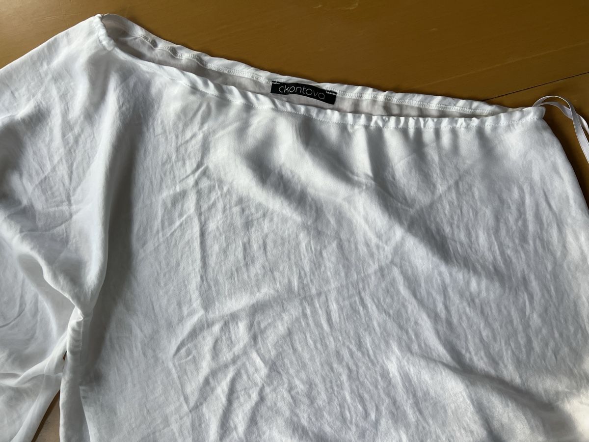 Blusen: One-Shoulder Blouse in White Size Small to Medium – Gebraucht aus Zürich von san_t2jq 1