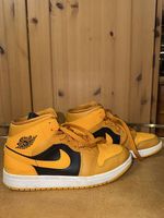 Gelb-schwarze Nike Air Jordan 1 Mid High-Top-Sneaker