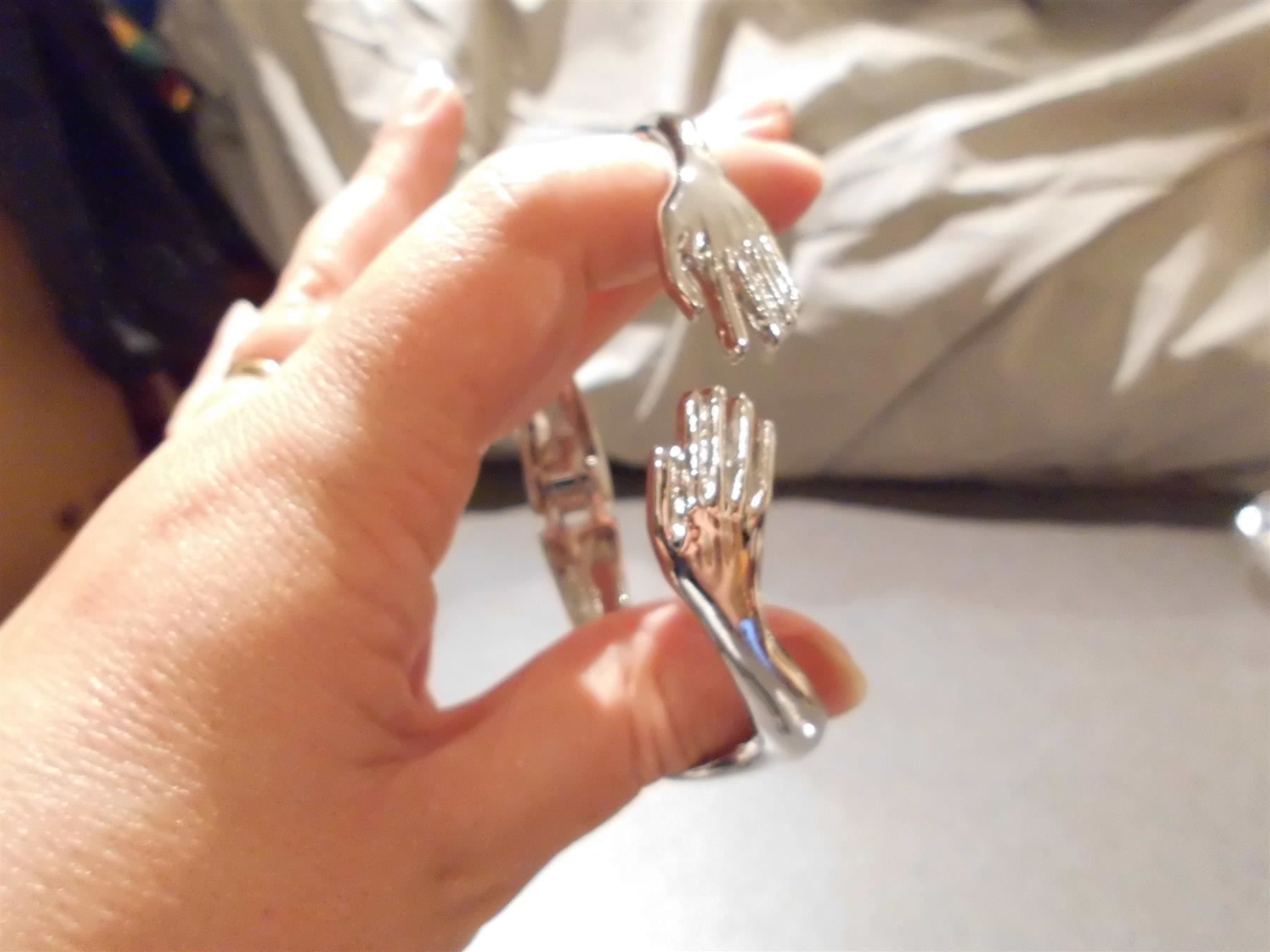 Bracelets: Armreifen 2 Hände silberfarbig – Neuf avec emballage d'origine à Zürich par abraxas1291 1