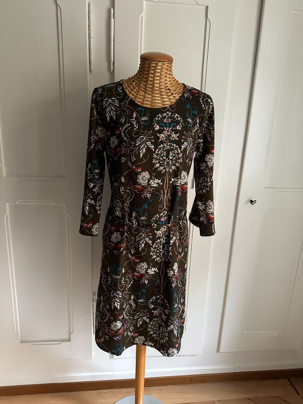 Kleider: KAFFE - Kleid taupe geblümt 36 – Gebraucht aus Zürich von Diazaio