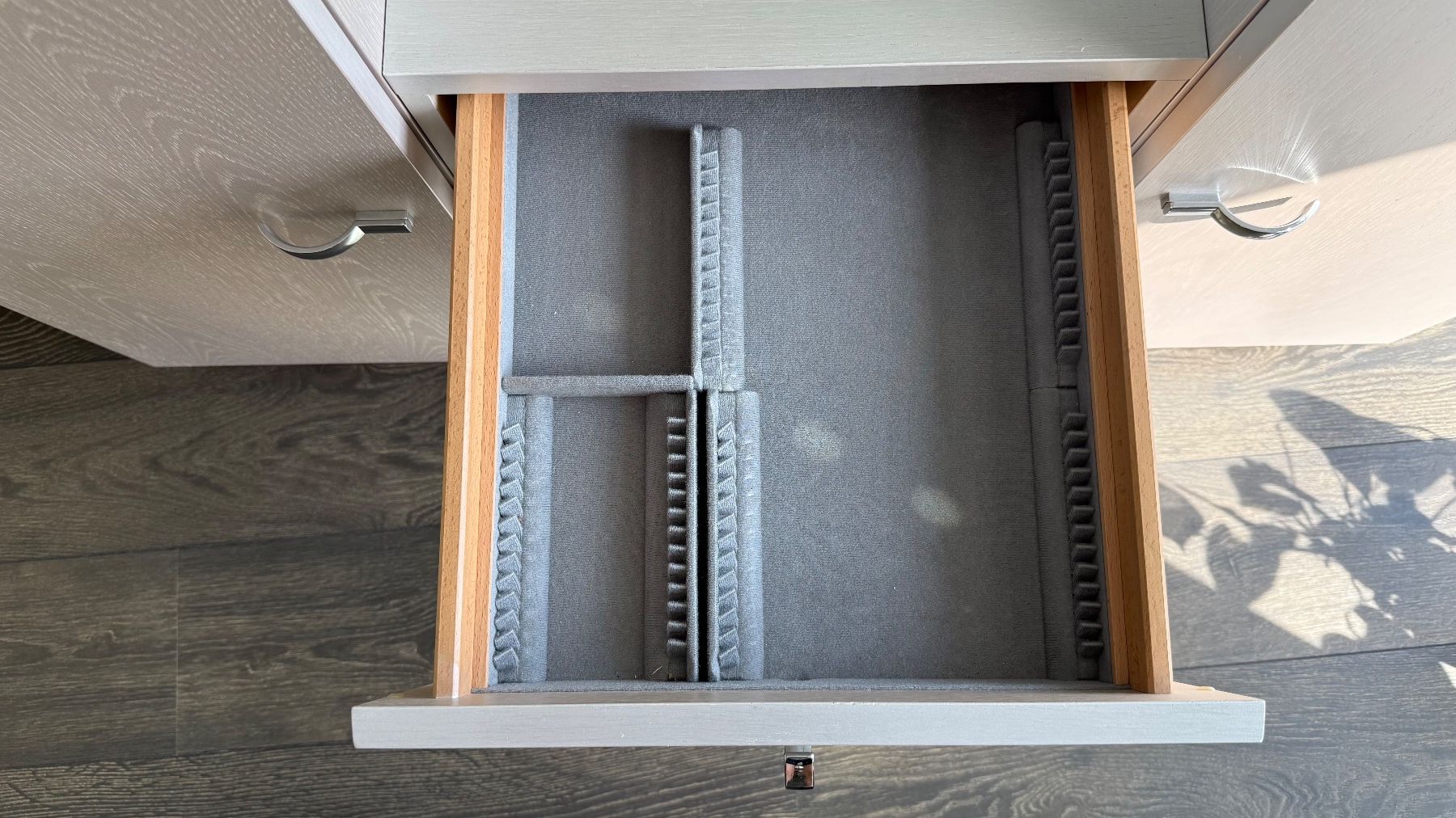 Cassettiere: Sideboard mit Glasplatte, Holz, silbern – Nuovo (secondo la descrizione) da Wilen b. Wollerau venduto da gpanzera 2