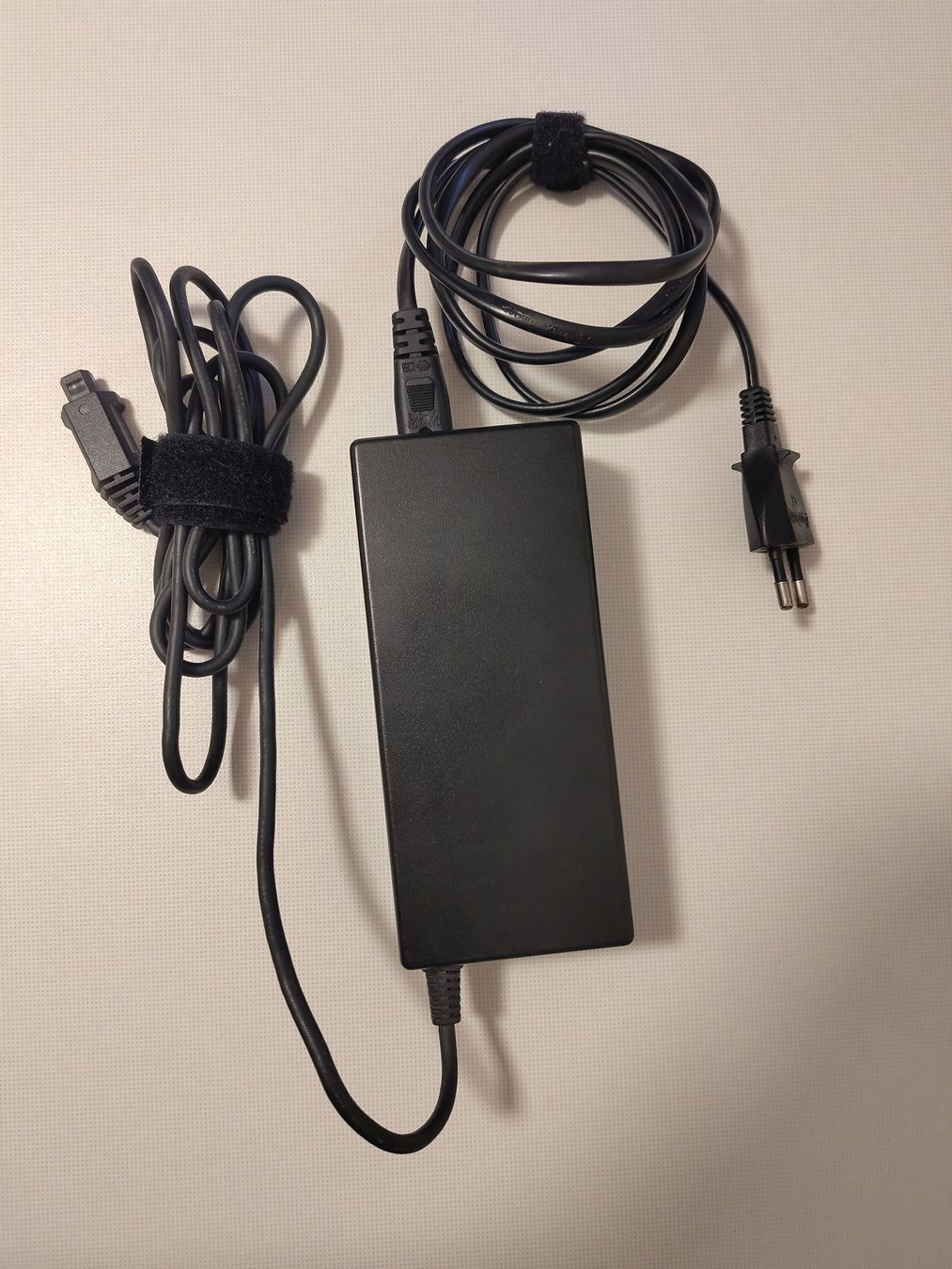 Toshiba Caricabatterie: Toshiba Netzadapter – Usato da glarus venduto da Engel_888 2