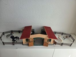 Schleich Pferdehof mit Zäunen und Figuren