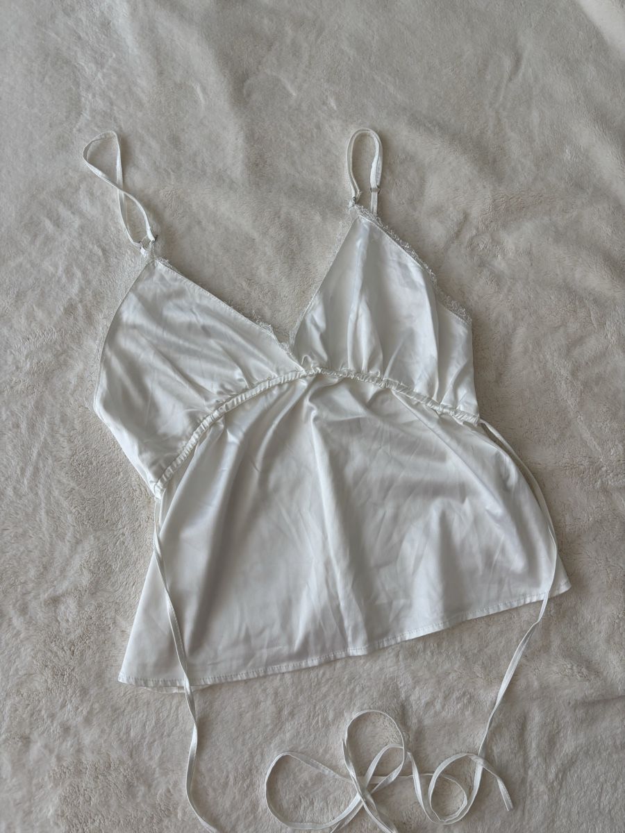 Zara Top: NEW - ZARA White Satin Top NP: 49.- – Nuovo (secondo la descrizione) da Horgen venduto da lme_8kj7 6