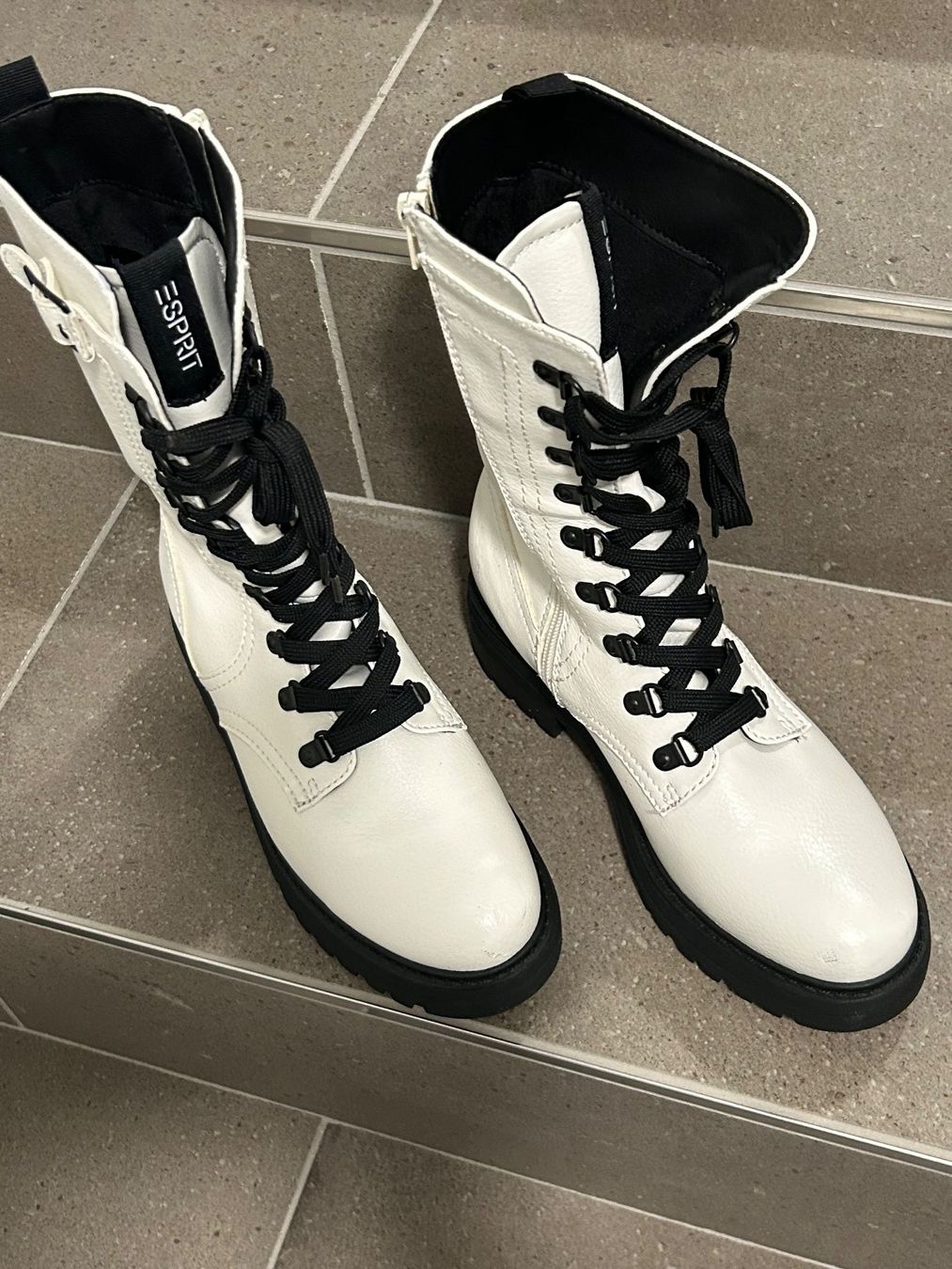 Esprit Scarpe da donna: Esprit Schnürstiefel weiss – Usato da Neerach venduto da gor_jt7n
