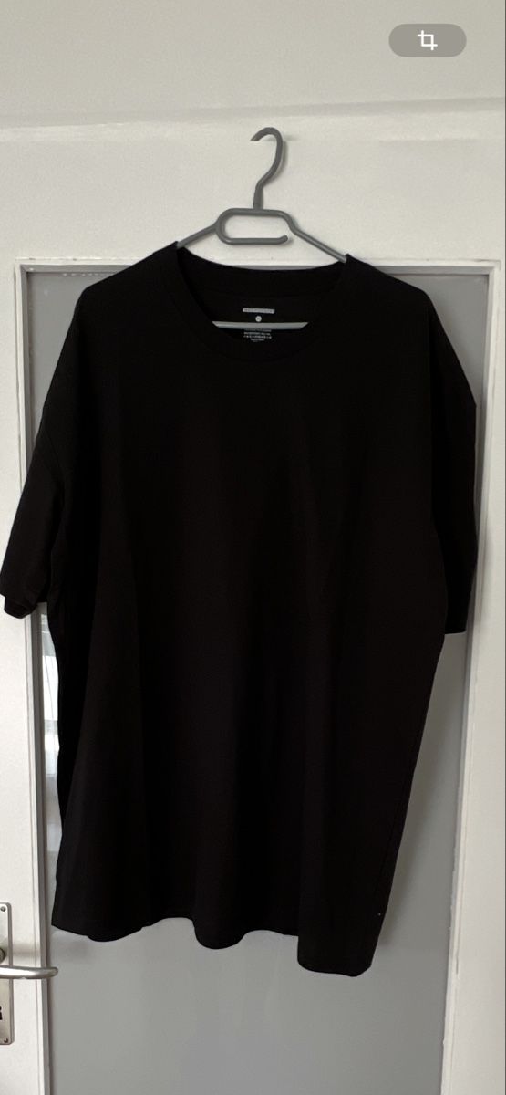 T-Shirts: Schwarzes Basic T-Shirt, Near Basics, Top Zustand! – Neu und originalverpackt aus Siebnen von toshi123