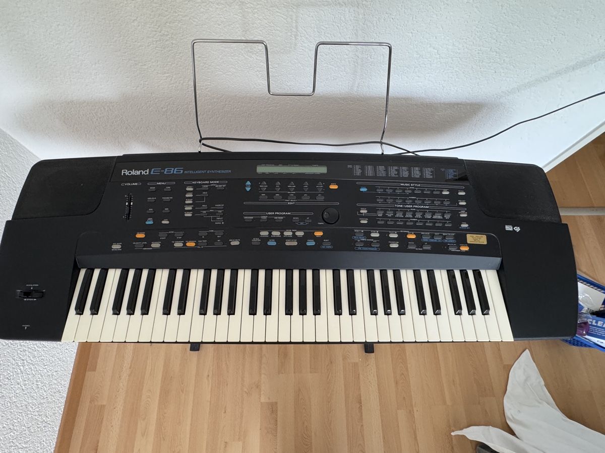 Roland Instruments de musique: Roland E-86 Intelligent Synthesizer – D'occasion à Bellmund par Nicooo03
