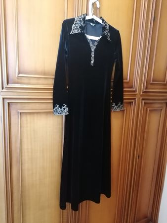 Elegant Black Velvet Dress - Perfect for autumn/winter