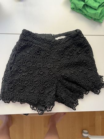 Mini short dentelle noire de soirée ou d’été