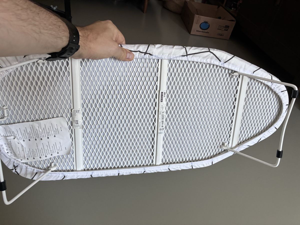 Ikea Assi da stiro: Ikea Ironing board (table) white with pattern 74cm – Usato da Zürich venduto da and_bbr2 2