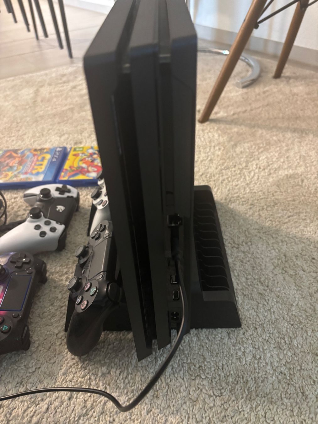 Giochi: PlayStation 4 Pro Bundle mit 5 Controller und 2 Games! – Usato da Jona venduto da FashionQueen2306 3