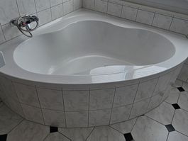 Eckbadewanne Keramik weiss mit Armatur und Verkleidung