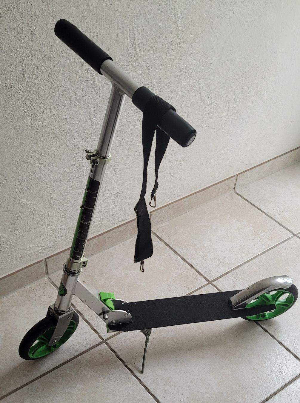 Kickboard: Kickboard "Hellgrün" – D'occasion à Dübendorf par Distel3 3