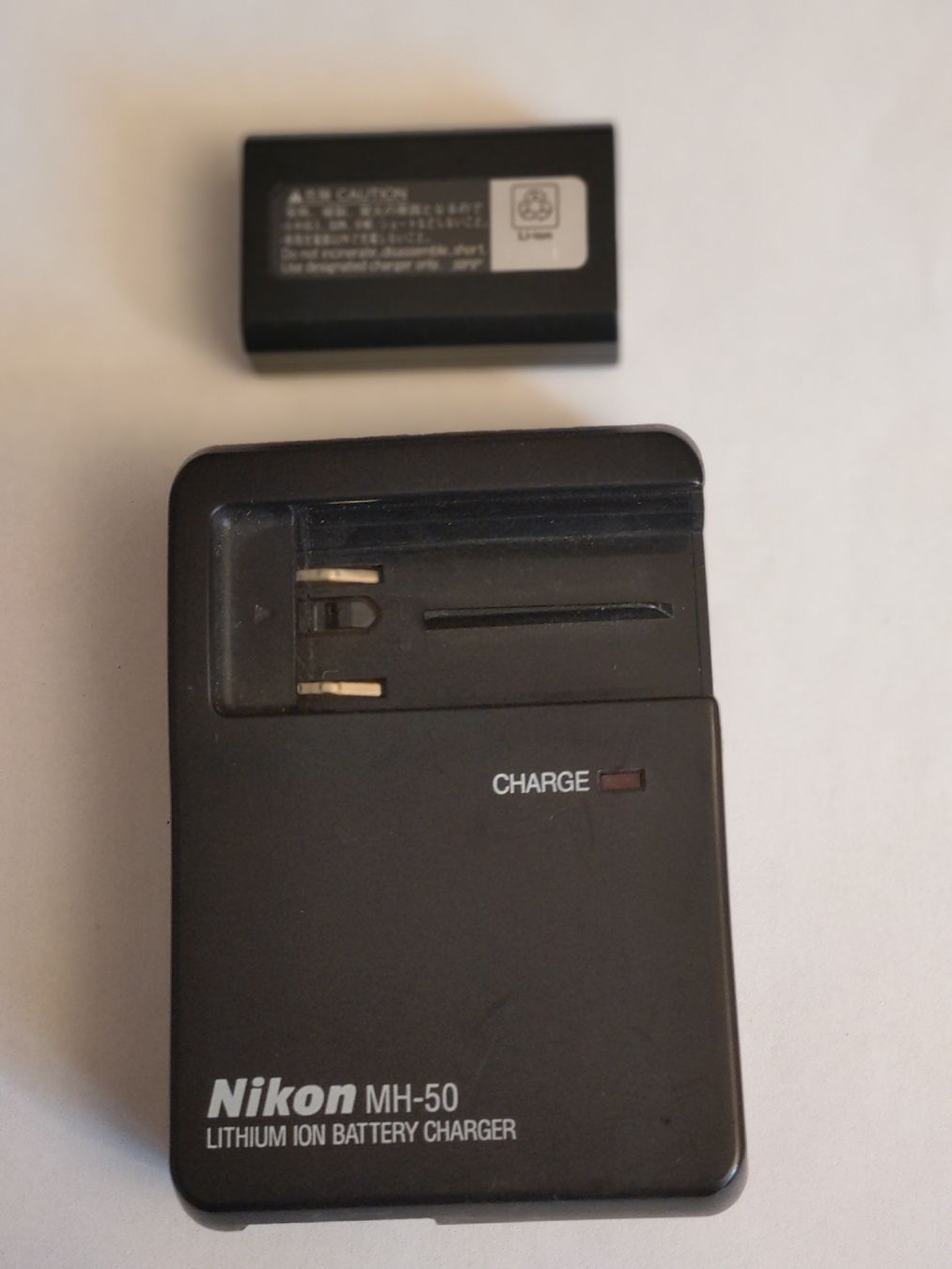 Nikon Altri Accessori: Nikon MH-50 Ladegerät und  Batterie – Usato da St. Gallen venduto da kamel27 1