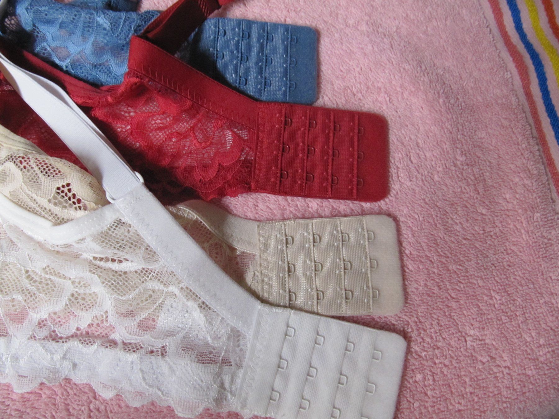 Altra biancheria intima: 3 BHs, Grösse 85B, mit Spitze, neuwertig – Nuovo (secondo la descrizione) da Selzach venduto da Sennemeitschi11 1