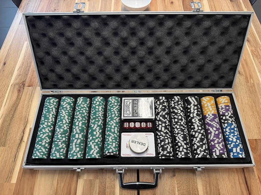 Giochi: Pokerkoffer 500 Chips mit Tischauflage + Plastikkarten – Usato da Solothurn venduto da Niyzuh