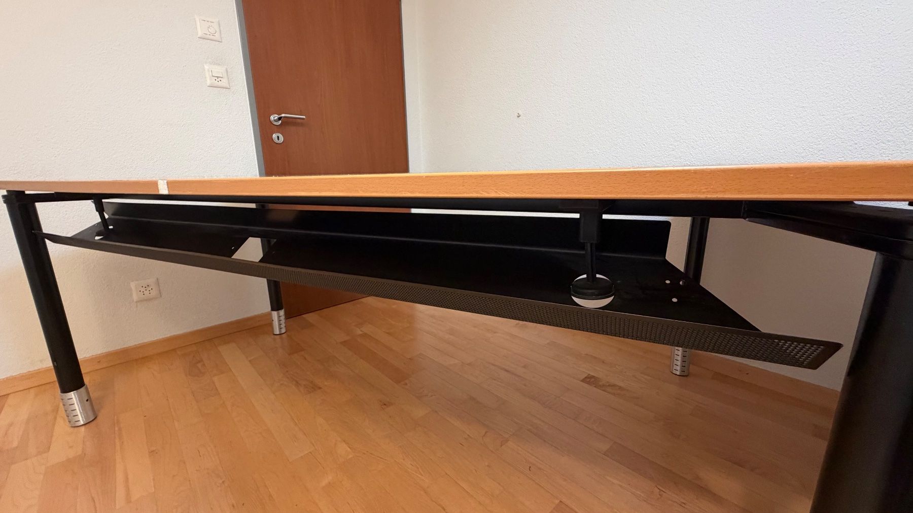Scrivanie: Sehr stabiler Bürotisch – Usato da Wängi venduto da Habanaclub 2