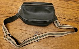 Schöne Leder Bauchtasche in Schwarz