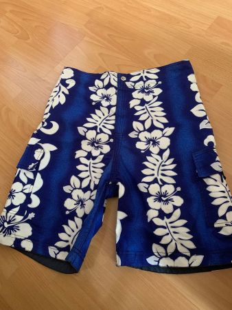 Joli short hawaïen réversible t. M ou 38