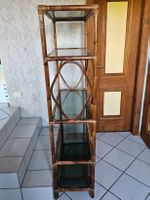 Étagère vintage en bambou et verre, style bohème chic