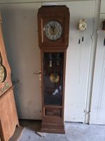 Standuhr aus Holz mit Pendel und Gewichten, antik