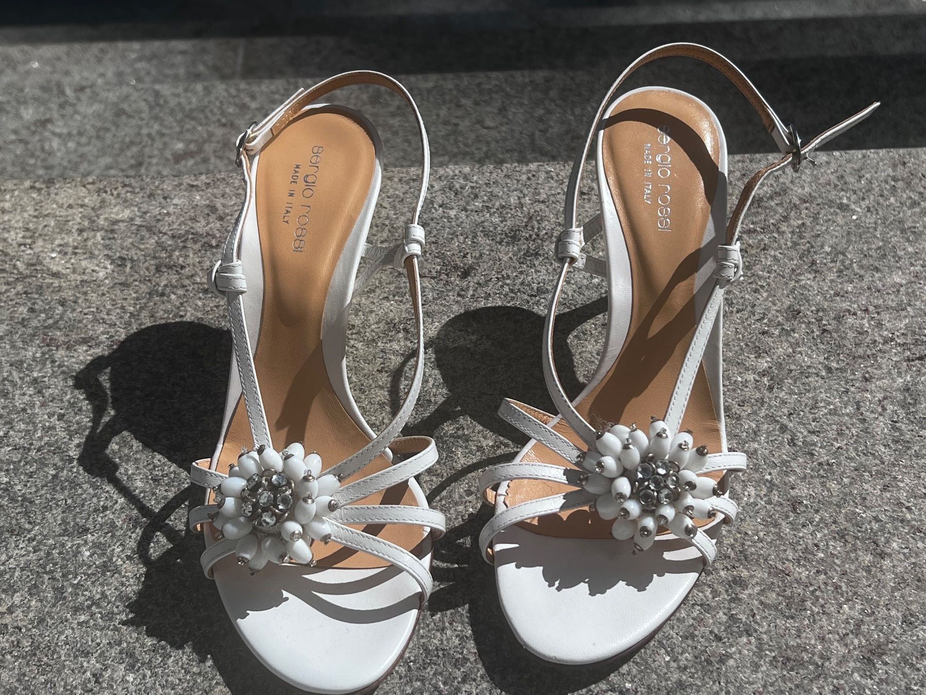 Scarpe da donna: Sandales Sergio Rossi blanches avec strass pointure 38.5 – Nuovo (secondo la descrizione) da Lausanne venduto da Flo1006