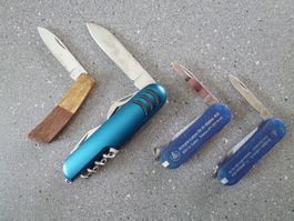 4 kleine Taschenmesser gebraucht   mit Werbung