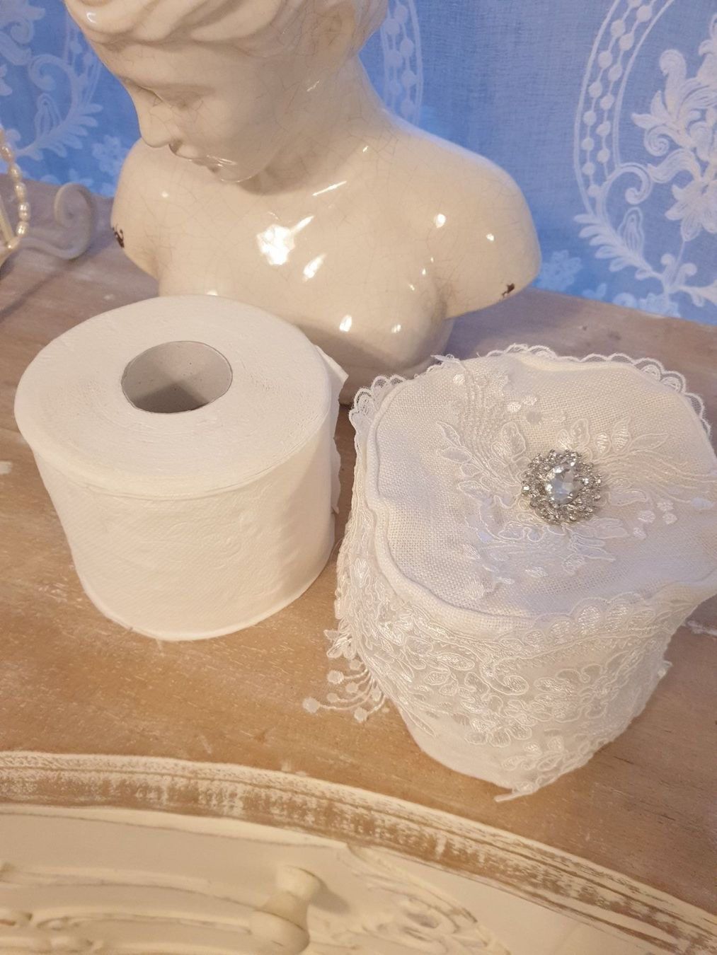 Alle Dekorationen: Haube Abdeckung WC-Rollen Shabby Chic Rollenhalter Spitze – Neu und originalverpackt aus Gossau ZH von Goes05 1