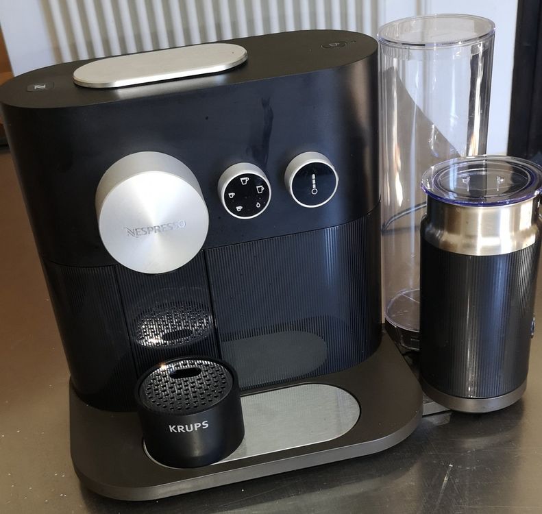 KRUPS NESPRESSO EXPERT & MILK (Gebraucht) in Riva San Vitale für CHF 99