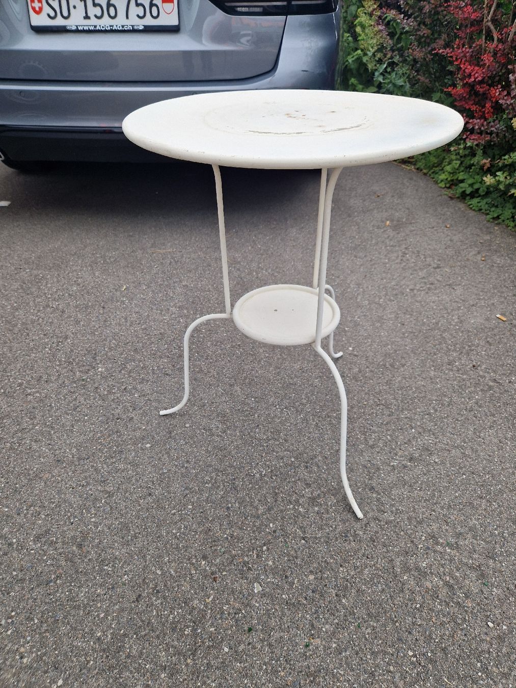 Tavoli: Gartentisch Weiss Metall 50cm rund. Blechtischli herzig – Usato da Mörigen venduto da Clio111 1