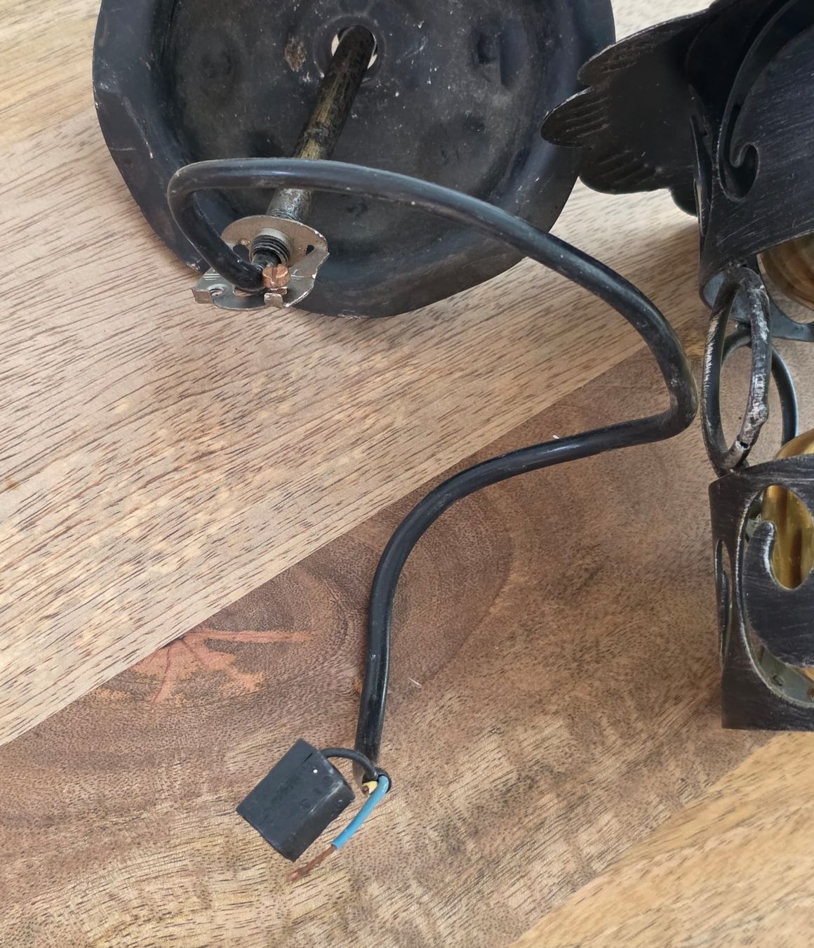 Kronleuchter & Deckenlampen: Hängeleuchte mit Bernstein Glas und Metallgehäuse – Gebraucht aus Rheinsulz von Dred 6