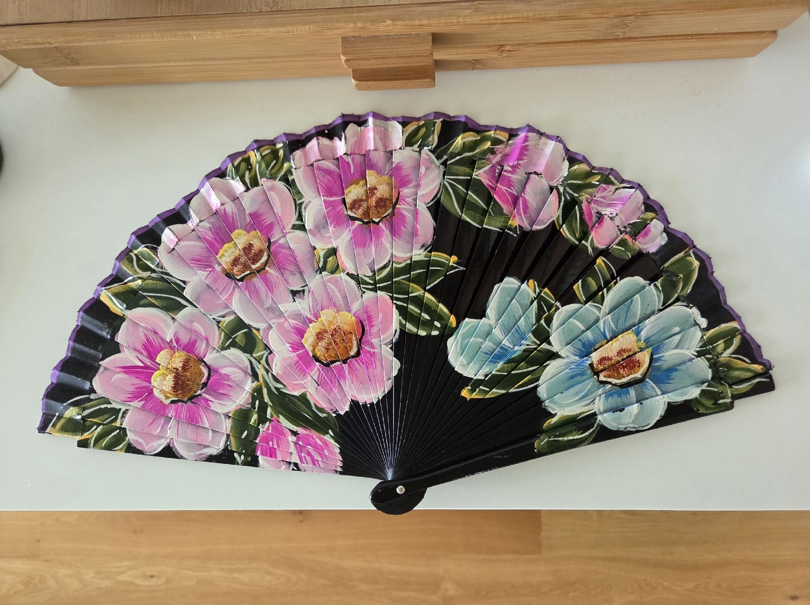 Altro in Decorazioni & Accessori: Handfächer bemalt Blumen Motiv schwarz lila – Usato da Villars-sur-Glâne venduto da richardette
