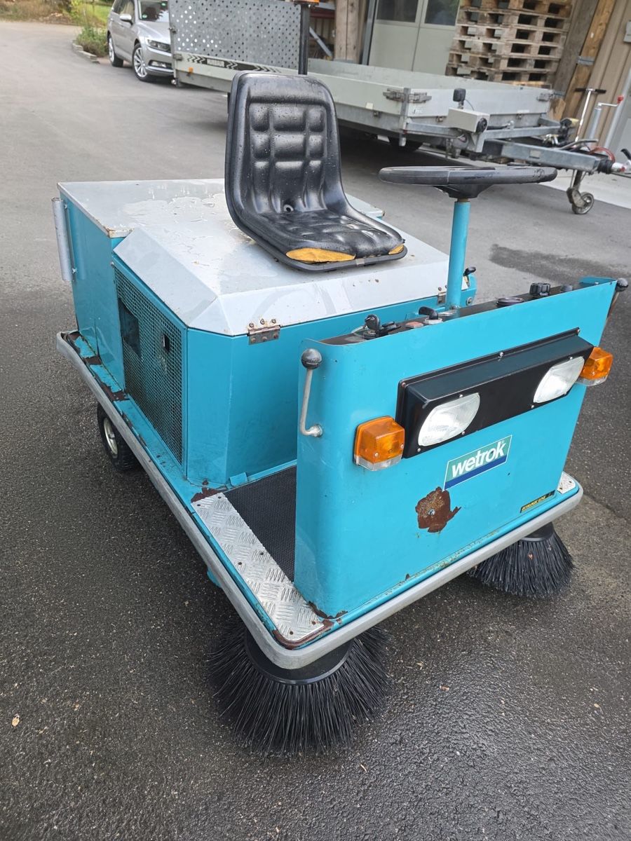 Wetrok Tutte le macchine: Kehrmaschine /Putzmaschine – Usato da Studen BE venduto da krugle 2