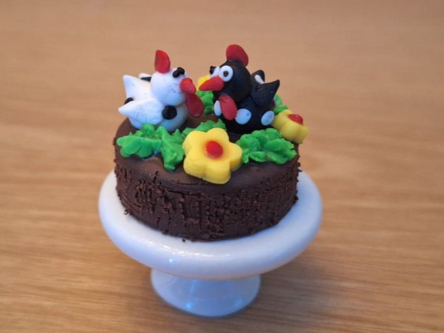 Case e mobili per bambole: Handmade Hühner Torte mit Tortenplatte – Nuovo (secondo la descrizione) da Zürich venduto da HandmadeTinyFood 2