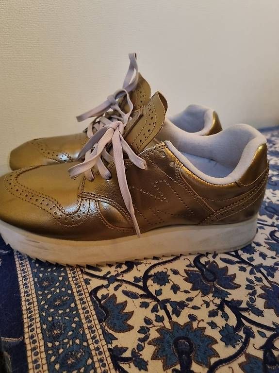 Scarpe da donna: New Balance dorée taille 39 – Usato da Colombier NE venduto da kasquette