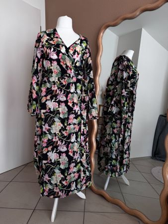 Fröhliches, blumiges, elegantes Wickelkleid, Kimono