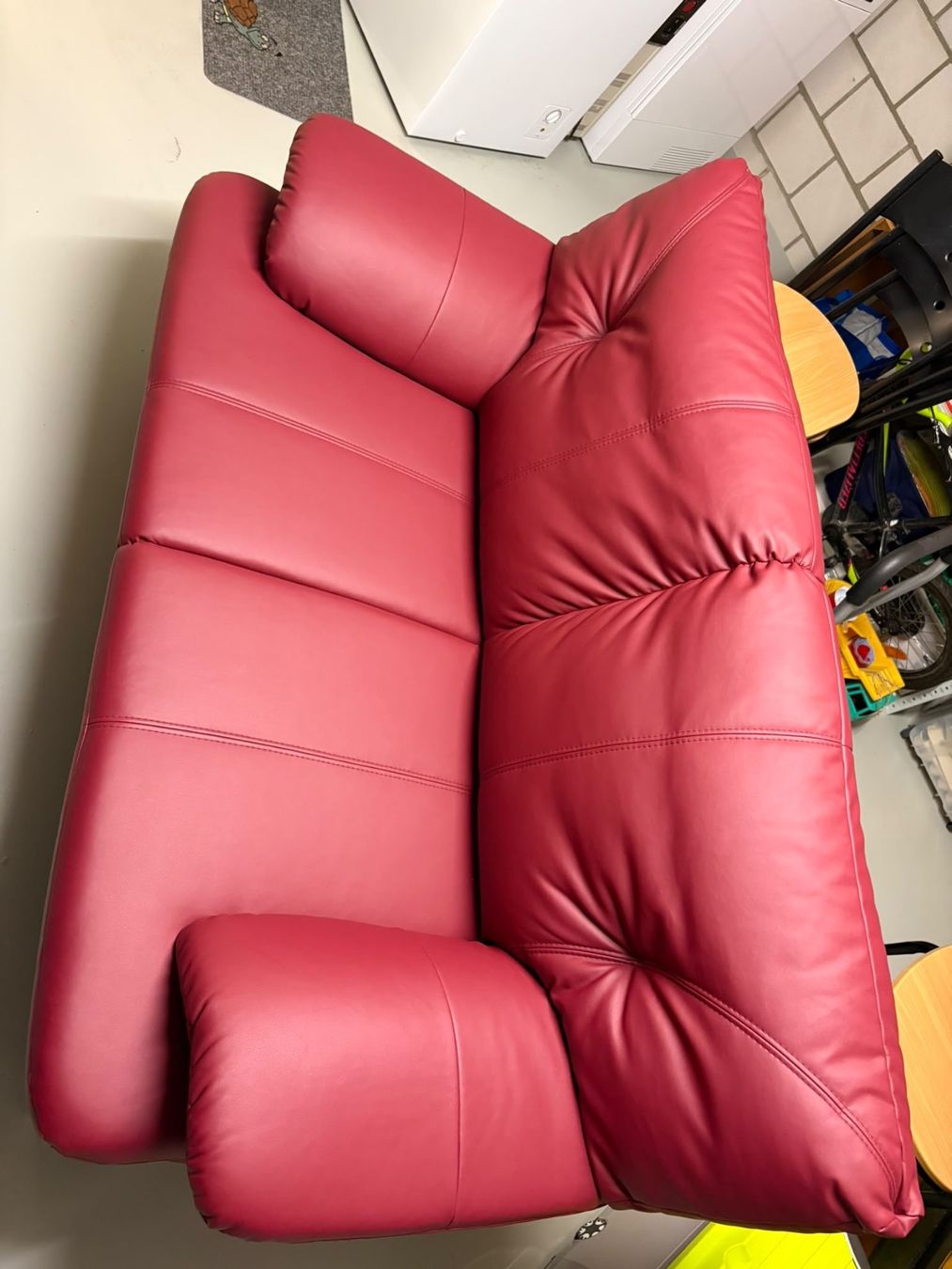 Sofas: 2er Sofa Kunstleder rot – Gebraucht aus Bern von deadowl 1