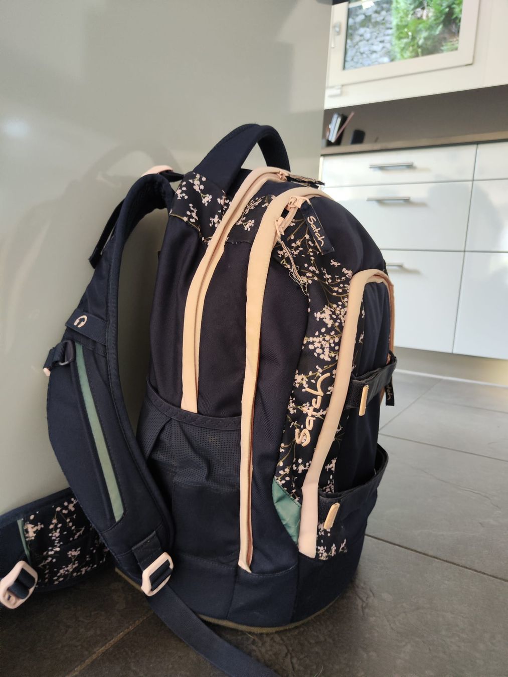 Satch Borse & Zaini: Schulrucksack Satch dunkelblau mit Blumenmuster gebraucht – Usato da Lufingen venduto da Ritter9 3