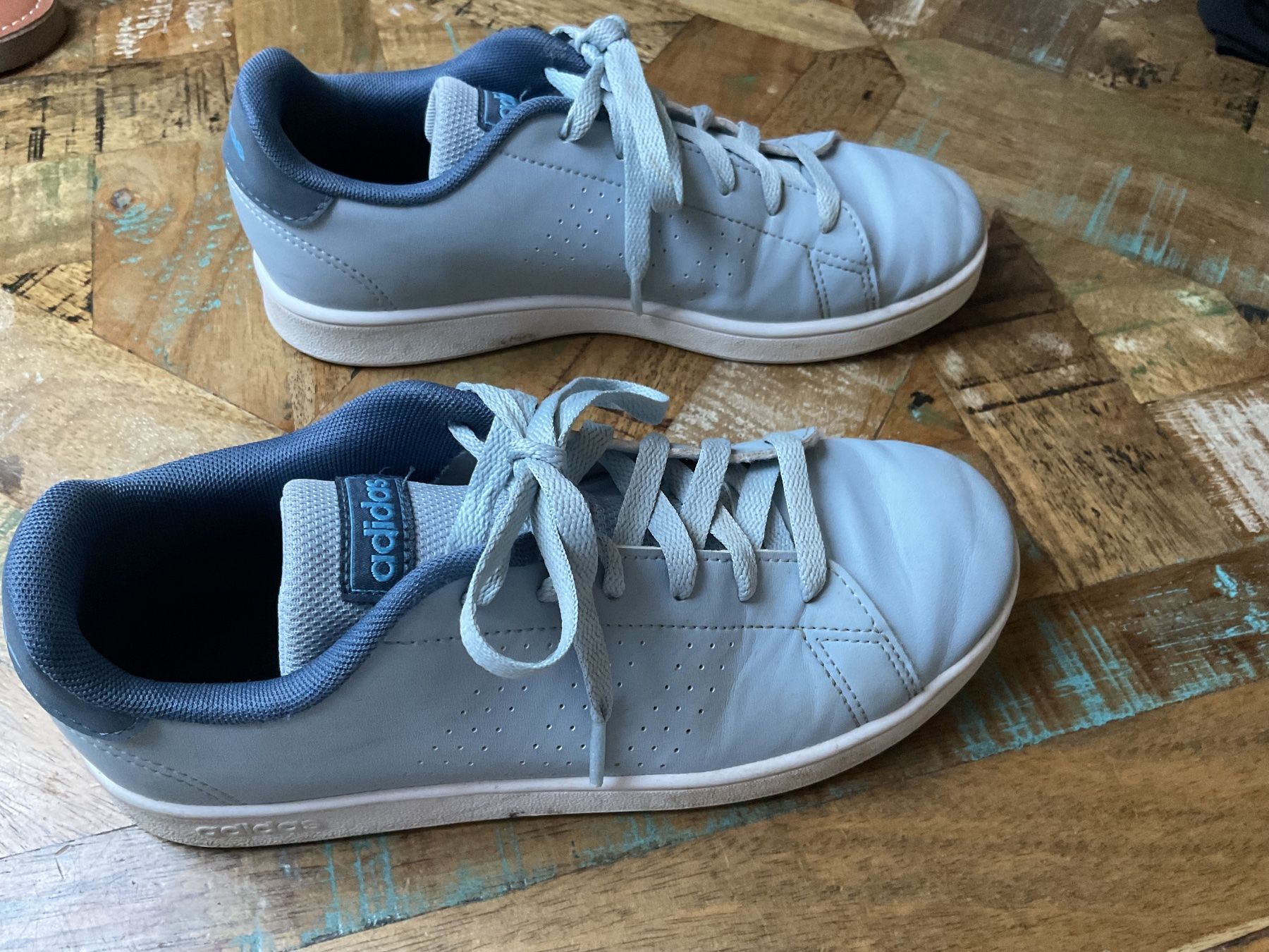 Adidas Chaussures filles: Adidas Sneakers hellblau Gr.36,5 – D'occasion à Bachenbülach par Sybeco 1