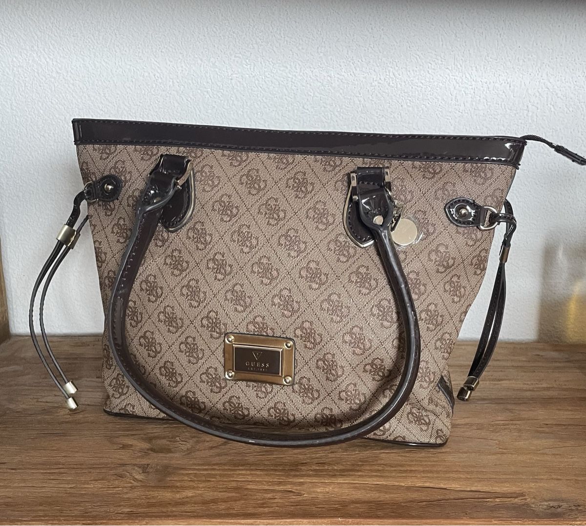 Guess Taschen für Damen: GUESS Handtasche Braun mit Logodruck – Gebraucht aus Eschenbach SG von Patri84 2