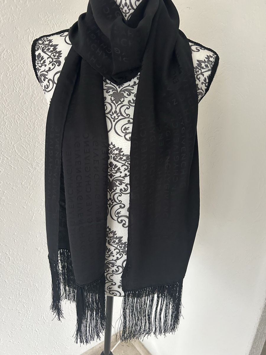 Givenchy Foulard & Sciarpe: Sciarpa GIVENCHY donna NEW! – Nuovo e nell'imballaggio originale da Locarno venduto da Matic04 1