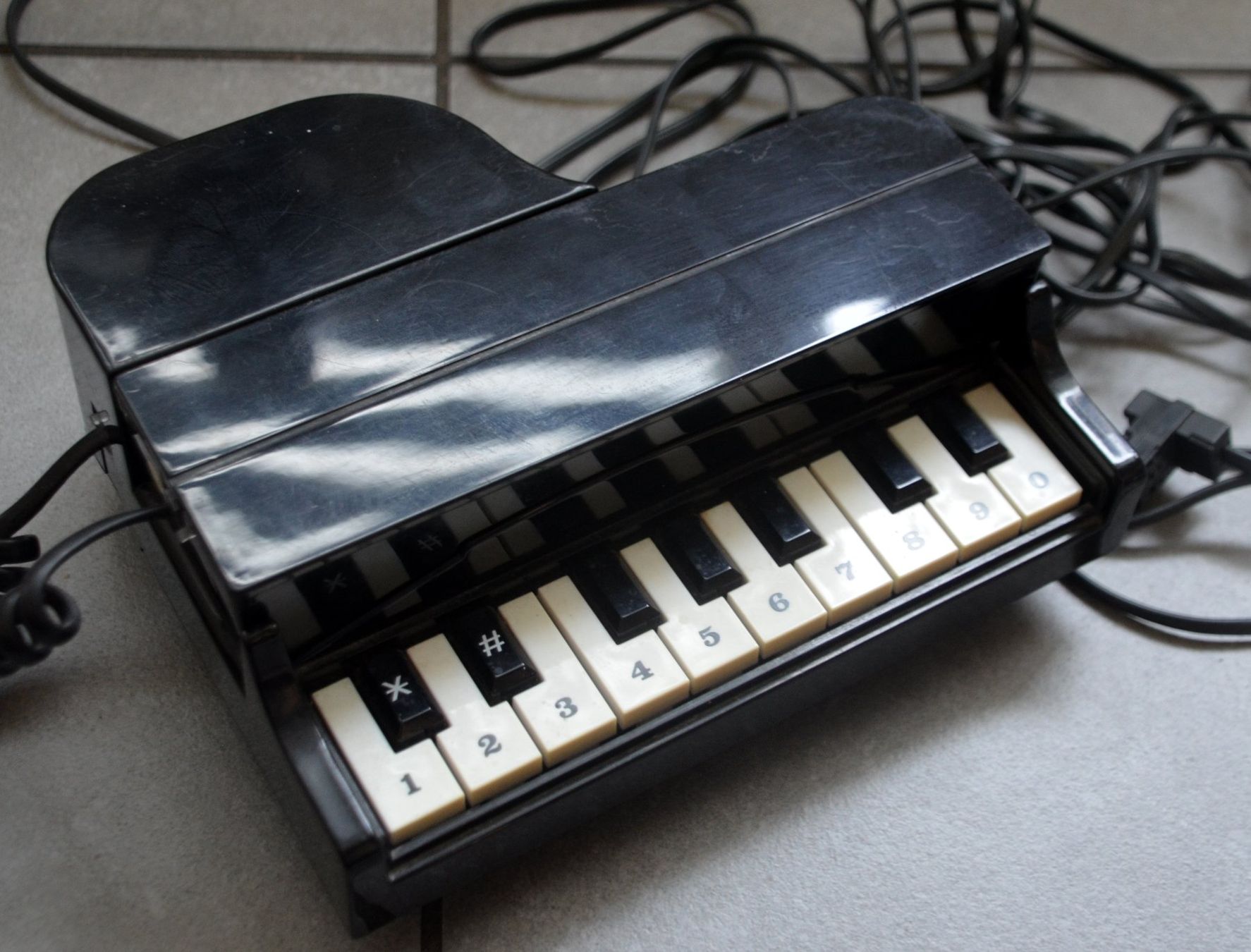 Telefone: Telefon / Téléphone Piano – Gebraucht aus Collonges von arashee 1