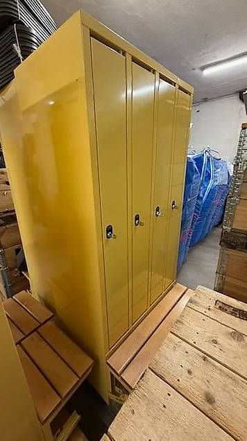 Armoires: Schnäppchen Garderobeschrank – D'occasion à Samstagern par Aldra67 1