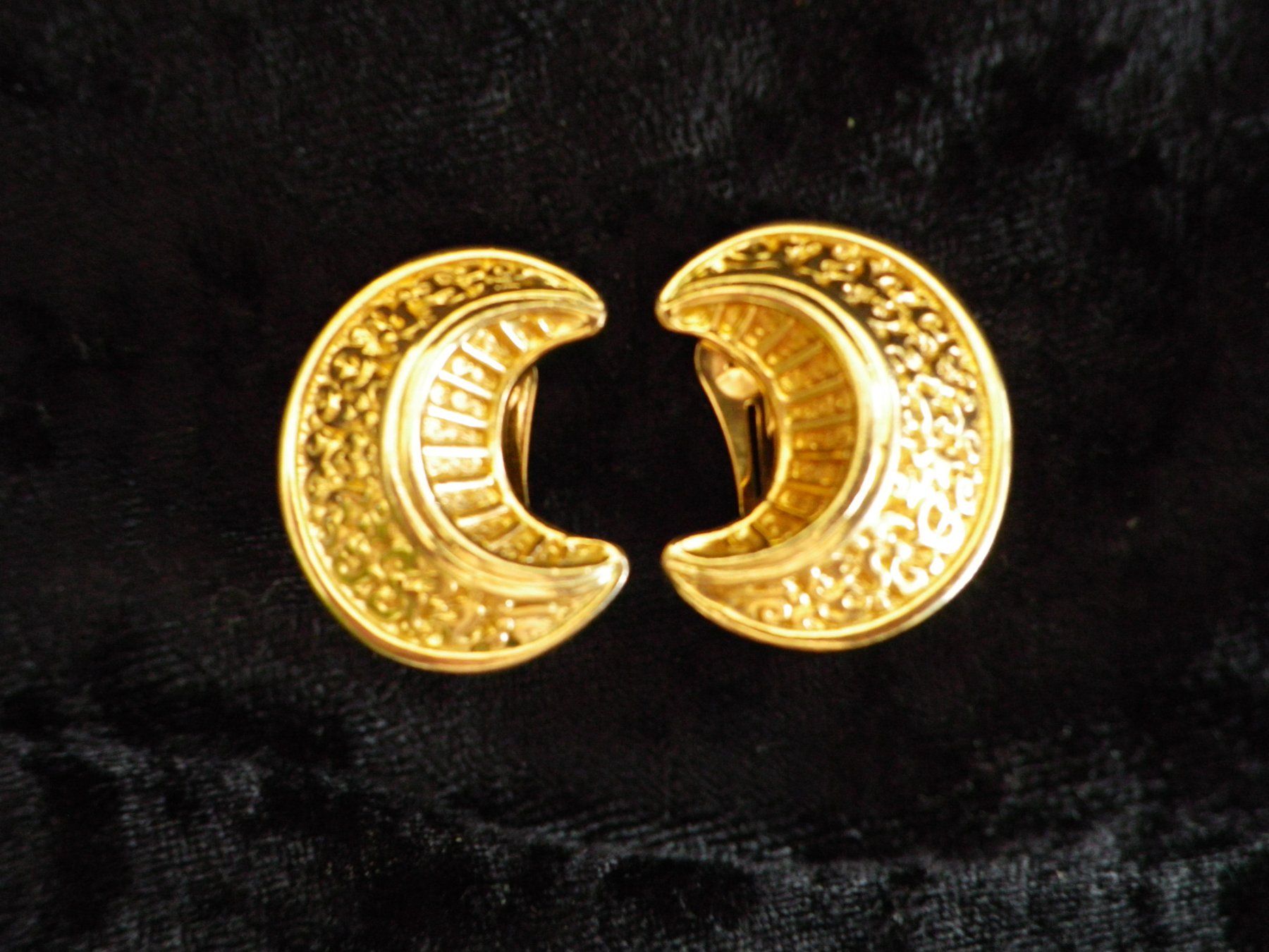 Ohrringe & -stecker: Ohr - Clips in Goldfarbe signiert – Gebraucht aus Reinach BL von Annodomini 1